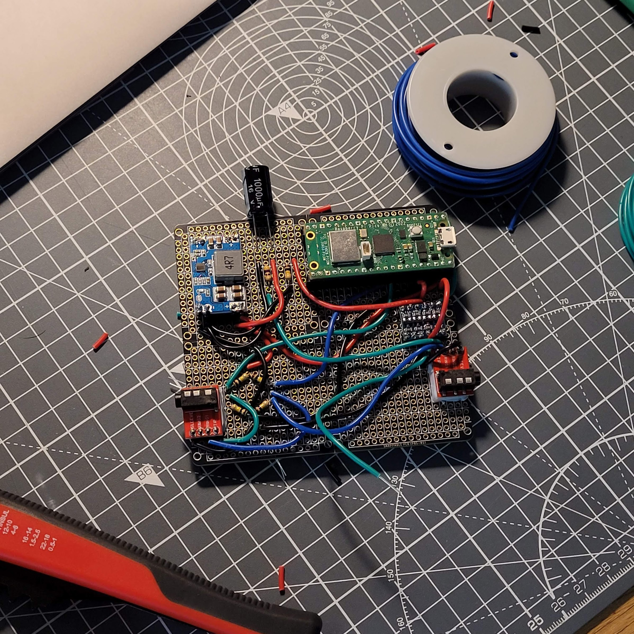 Placa perfurada com os componentes do circuito